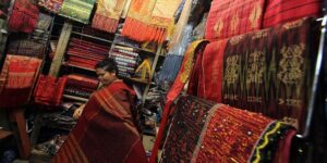 Ulos Jadi Oleh Oleh Khas Medan, Ini Pilihan Produk Bermotif Batak yang Menarik untuk Dibawa Pulang